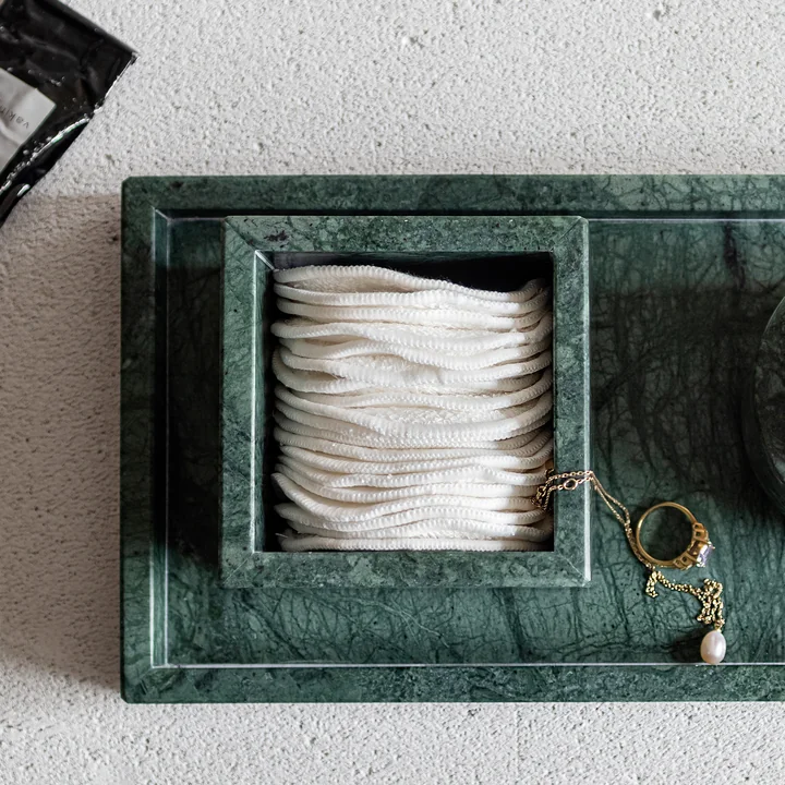 Mette Ditmer - Marmeren kubus, donker bos