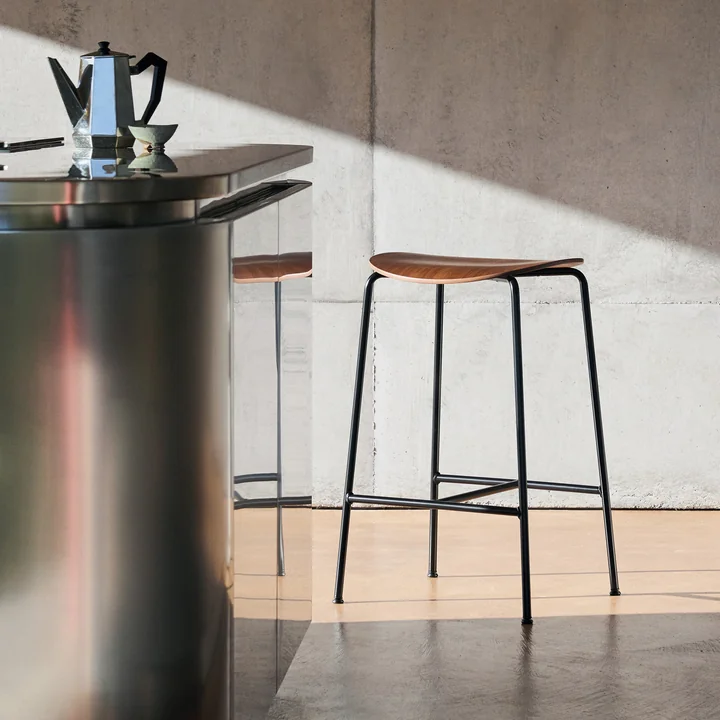 & Tradition Pavilion AV37 - Barkruk, H 68 cm, walnoot