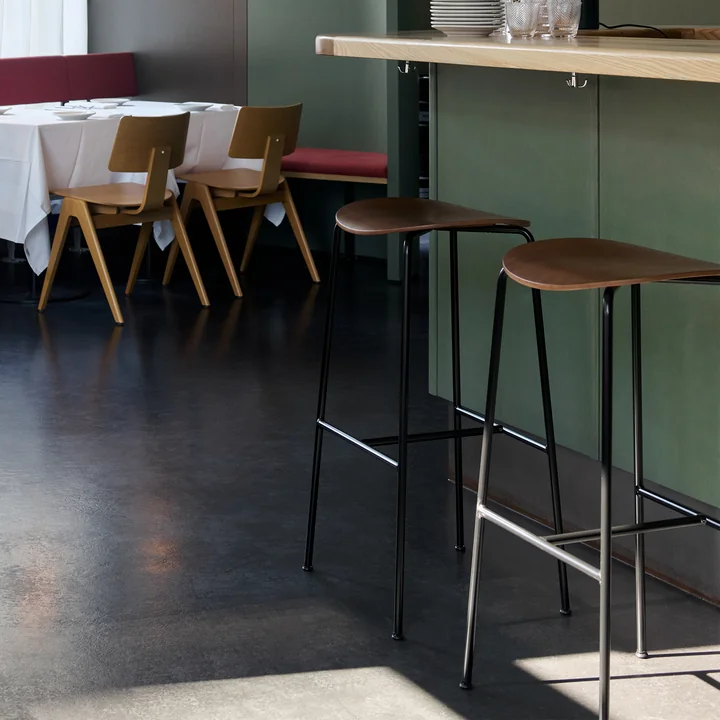 & Tradition Pavilion AV37 - Barkruk, H 68 cm, walnoot