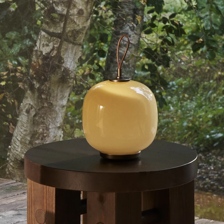 Louis Poulsen VL45 Radiohus - Draagbare LED tafellamp, messing / glanzend lichtgeel