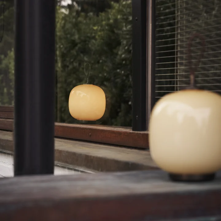 Louis Poulsen VL45 Radiohus - Draagbare LED tafellamp, messing / glanzend lichtgeel