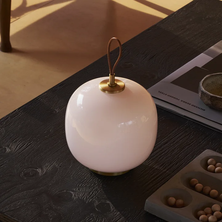 Louis Poulsen VL45 Radiohus - Draagbare LED tafellamp, messing / glanzend lichtroze