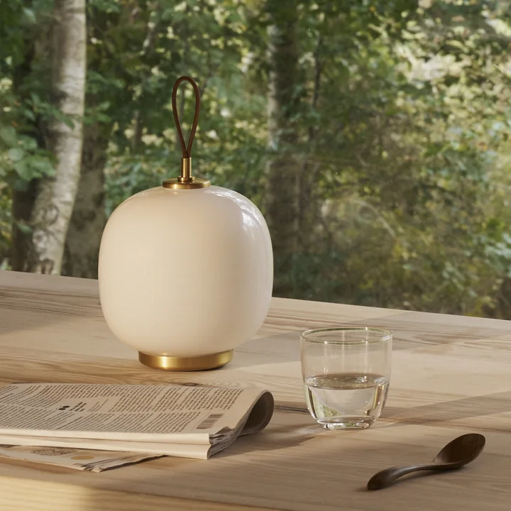 Louis Poulsen VL45 Radiohus - Draagbare LED tafellamp, messing / glanzend lichtroze