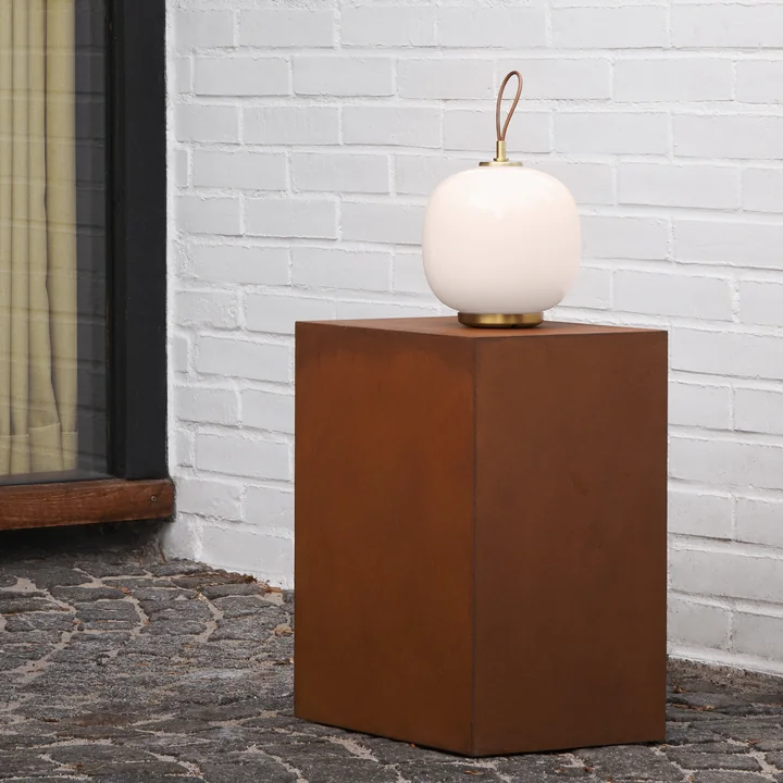 Louis Poulsen VL45 Radiohus - Draagbare LED tafellamp, messing / glanzend lichtroze