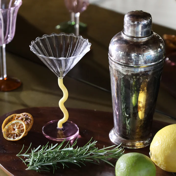 & klevering - Coupe Curve cocktailglas, karamel (set van 2)