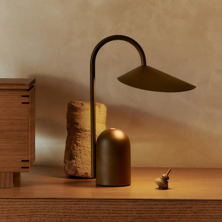 Ferm Living - Arum Oplaadbare LED tafellamp, dark chocolate