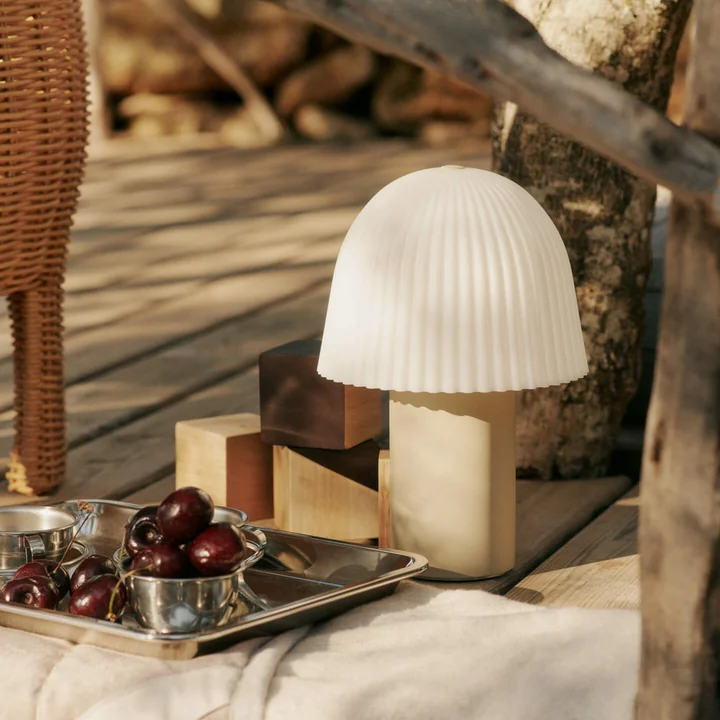 Ferm Living - Frill LED tafellamp met oplaadbare batterij, wit / kasjmier