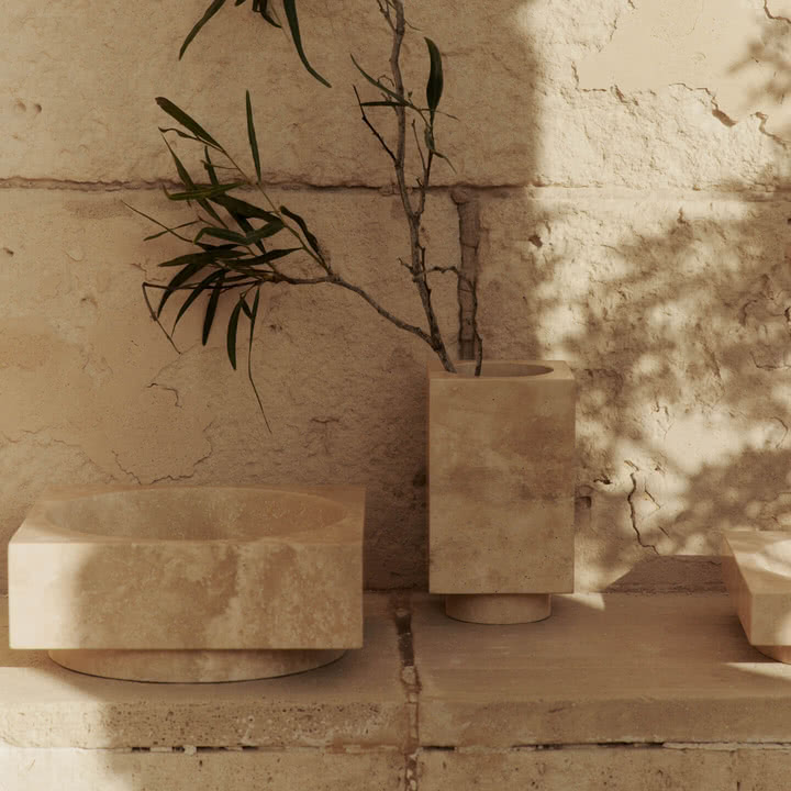 Ferm Living - Hew decoratieve kom, H 11 cm en Hew vaas, travertijn