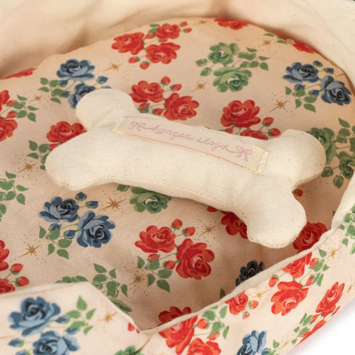 Konges Sløjd - Madeleine knuffel met mandje, puppy, fiola