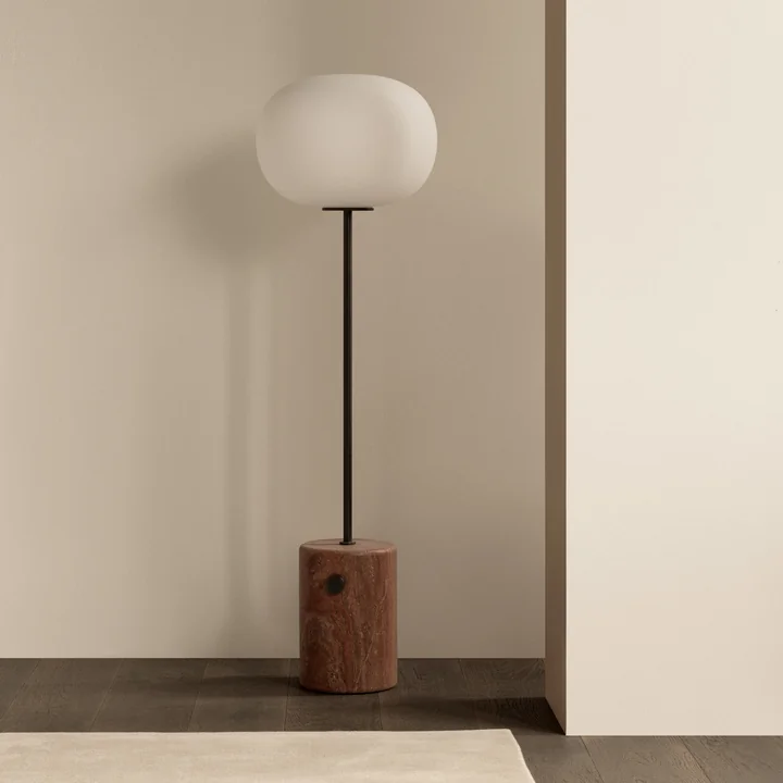 Audo - JWDA vloerlamp, travertijn rood / gepolijst messing, H 130 cm