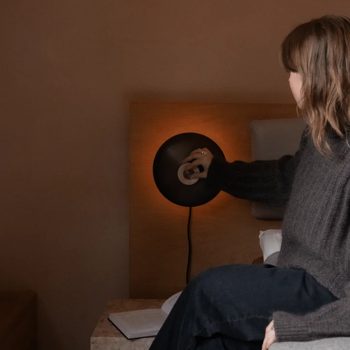 Audo - Reverse LED wandlamp, Ø 24 x H 15,5 cm, gebronsd messing / travertin steen