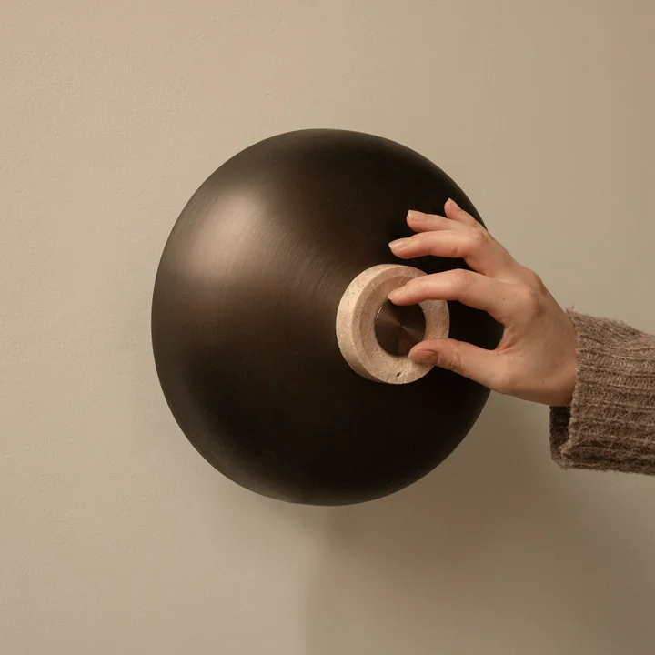 Audo - Reverse LED wandlamp, Ø 24 x H 15,5 cm, gebronsd messing / travertin steen (hard-wired)