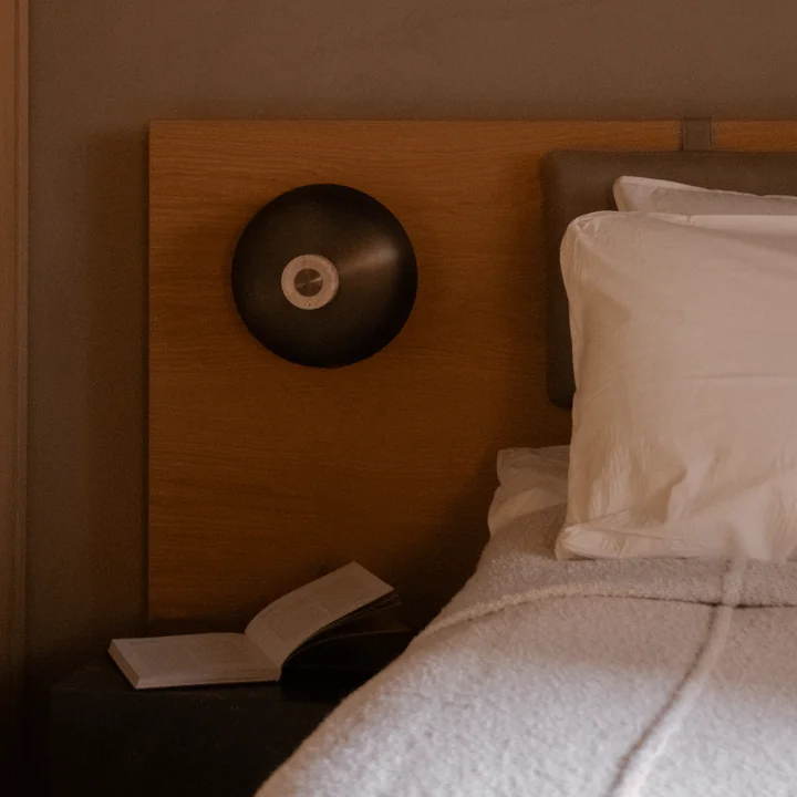 Audo - Reverse LED wandlamp, Ø 24 x H 15,5 cm, gebronsd messing / travertin steen (hard-wired)