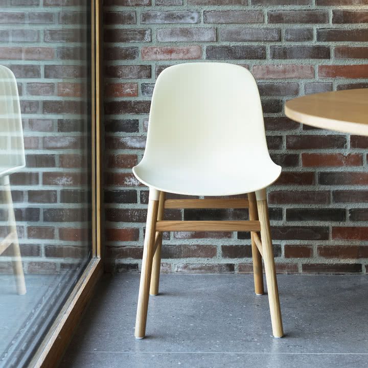 Form stoel, eiken / wit by Normann Copenhagen