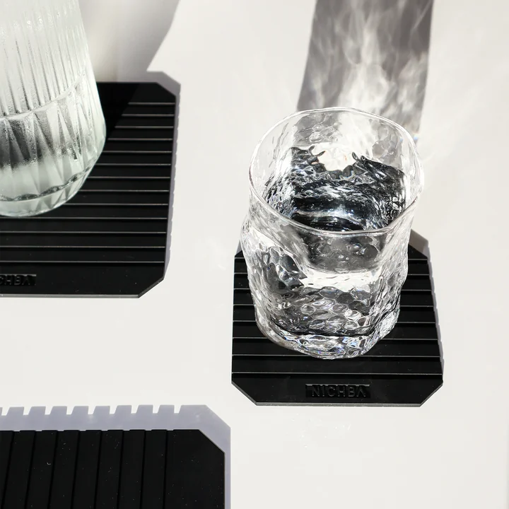 Nichba Design - Glazen onderzetter S, zwart