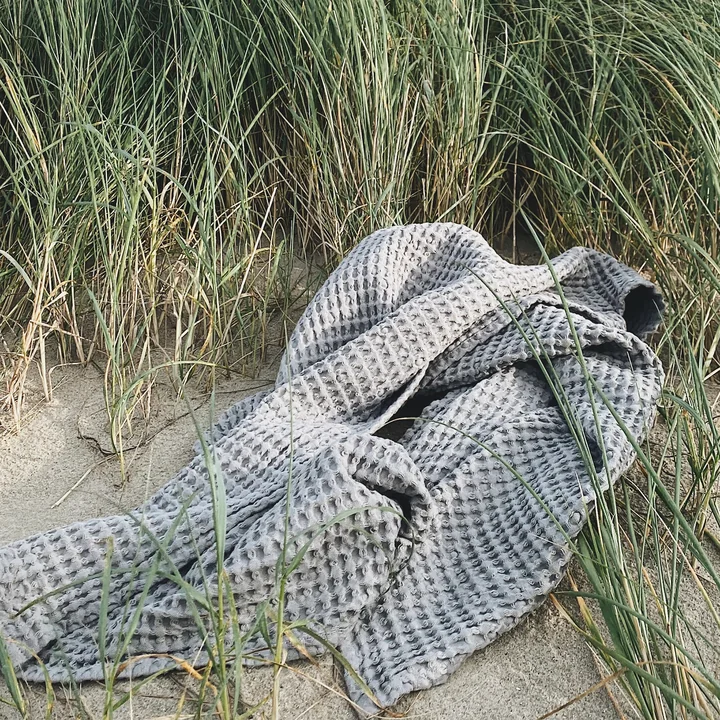 De badhanddoek met wafelstructuur van Humdakin, 70 x 135 cm, stone