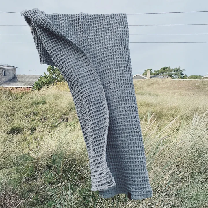 De badhanddoek met wafelstructuur van Humdakin, 70 x 135 cm, stone
