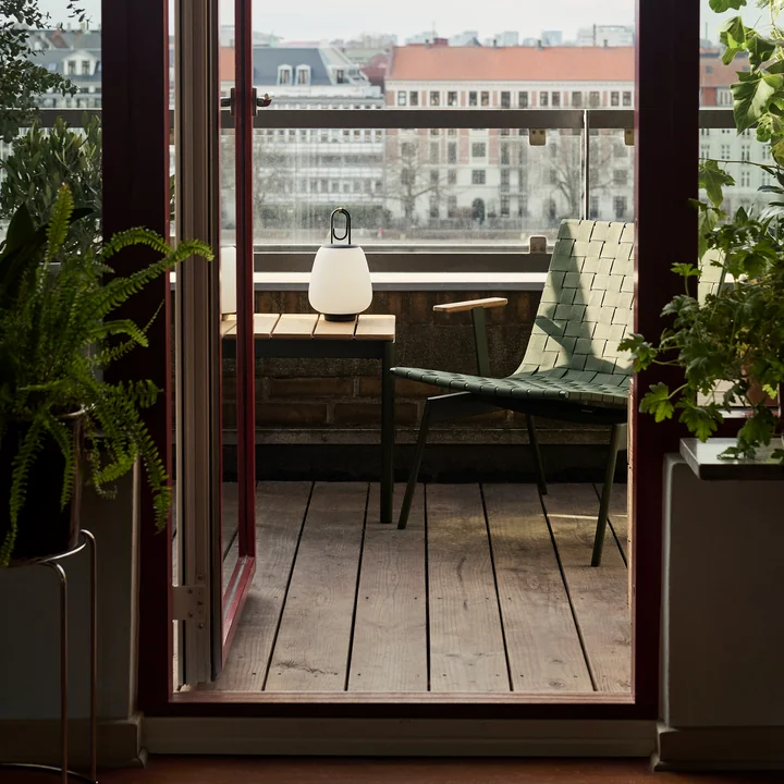 & Traditie - Ville AV45 Outdoor Lounge Chair met armleuningen, Lucca SC51 Portable Batterij LED Outdoor -verlichting