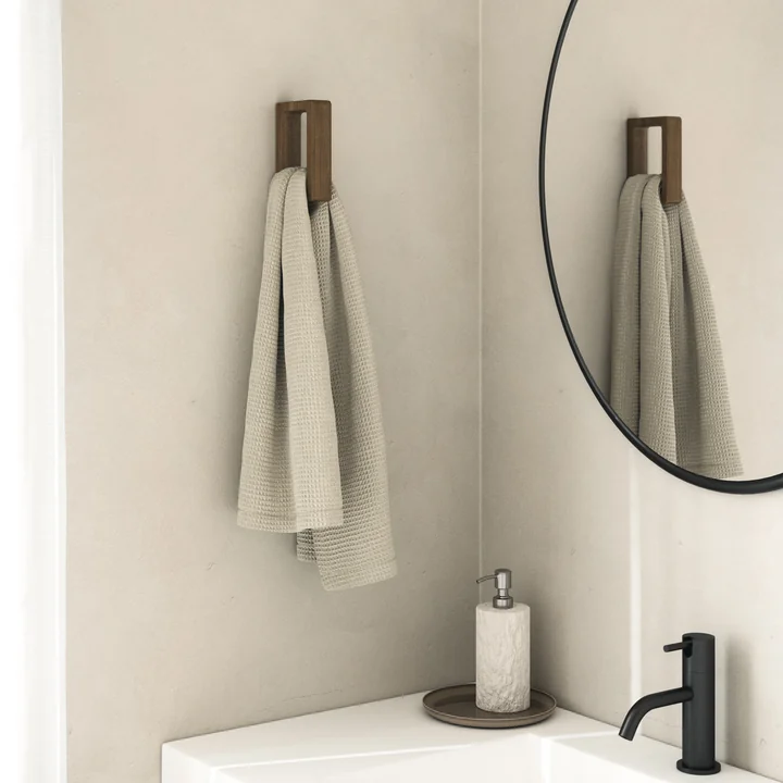 Andersen Furniture - Handdoekhouder, donker gebeitst essenhout