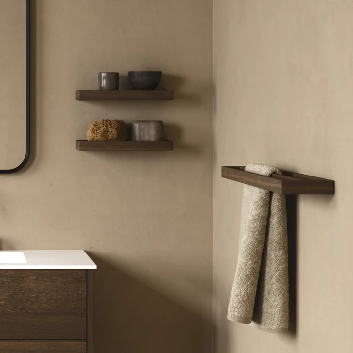 Andersen Furniture - Dubbele handdoekhouder en wandplank 10, donker gebeitst essenhout