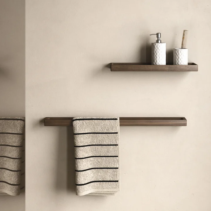 Andersen Furniture - Enkele handdoekhouder en wandplank, donker gebeitst essenhout