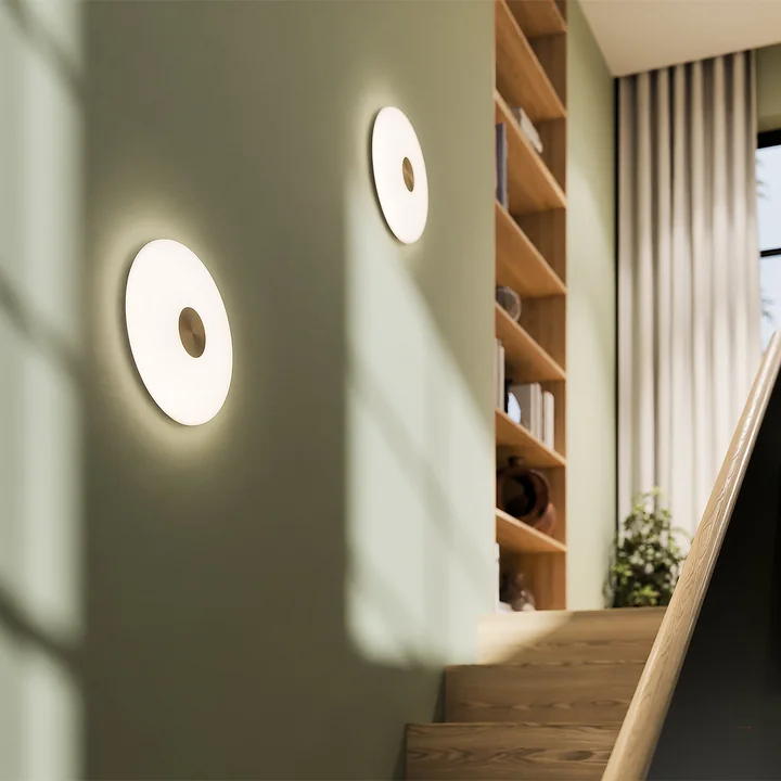 Northern - Glint LED wandlamp, groot, opaal wit / messing, Ø 36 cm