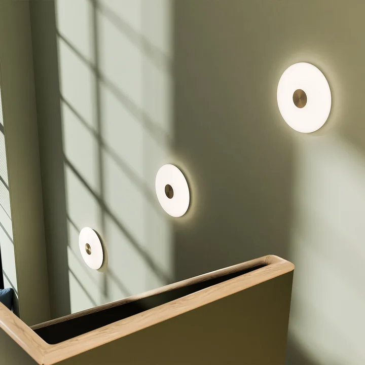 Northern - Glint LED wandlamp, groot, opaal wit / messing, Ø 36 cm