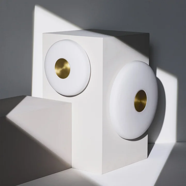 Northern - Glint LED wandlampen, opaal wit / messing