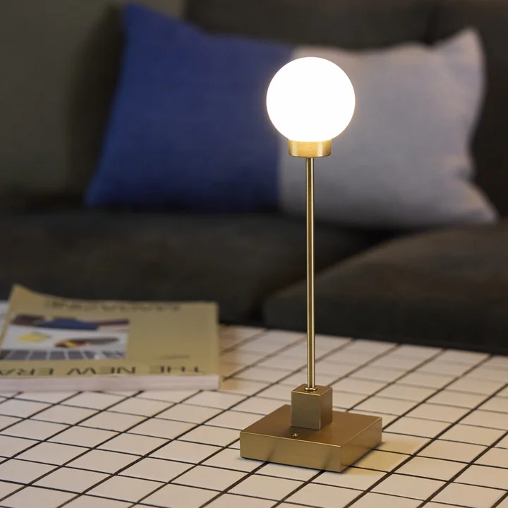 Northern - Snowball LED tafellamp met oplaadbare batterij, messing