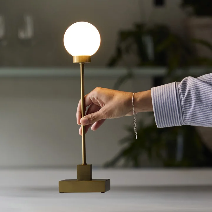 Northern - Snowball LED tafellamp met oplaadbare batterij, messing