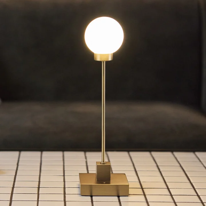 Northern - Snowball LED tafellamp met oplaadbare batterij, messing