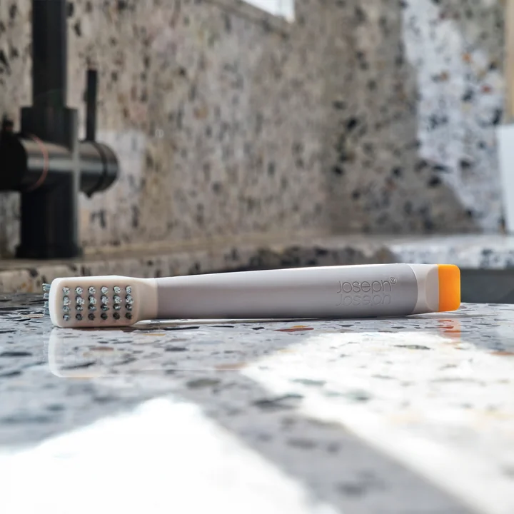 Joseph Joseph - CleanTech 3-in-1 kleine schoonmaakborstel met handvat, lichte steen
