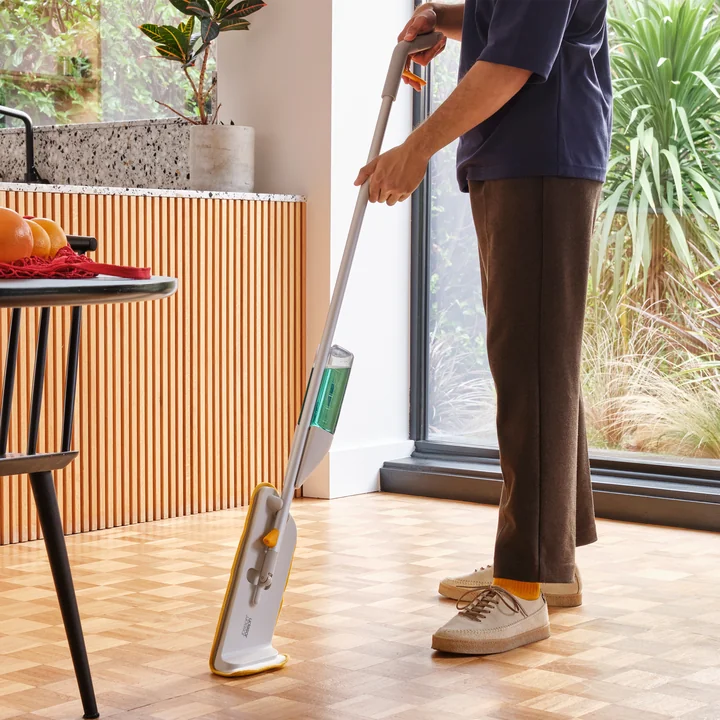 Joseph Joseph - CleanTech Spraymop met schuurspons, lichte steen