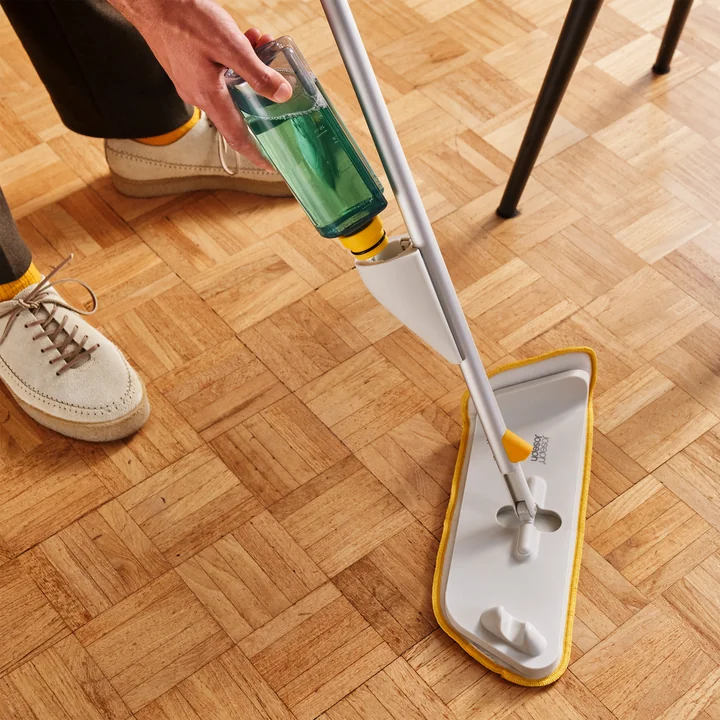 Joseph Joseph - CleanTech Spraymop met schuurspons, lichte steen