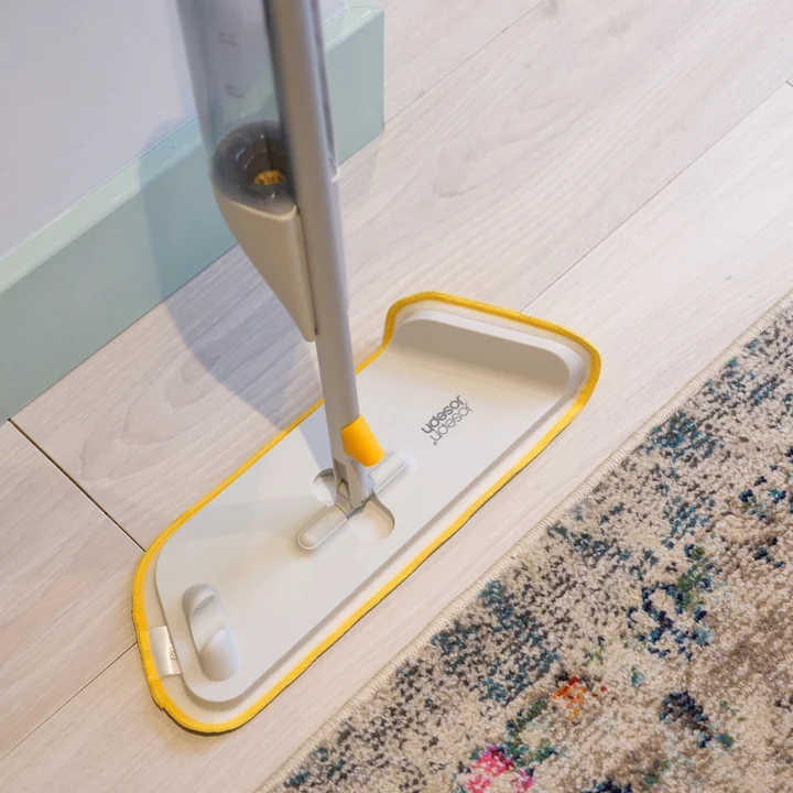 Joseph Joseph - CleanTech Spraymop met schuurspons, lichte steen