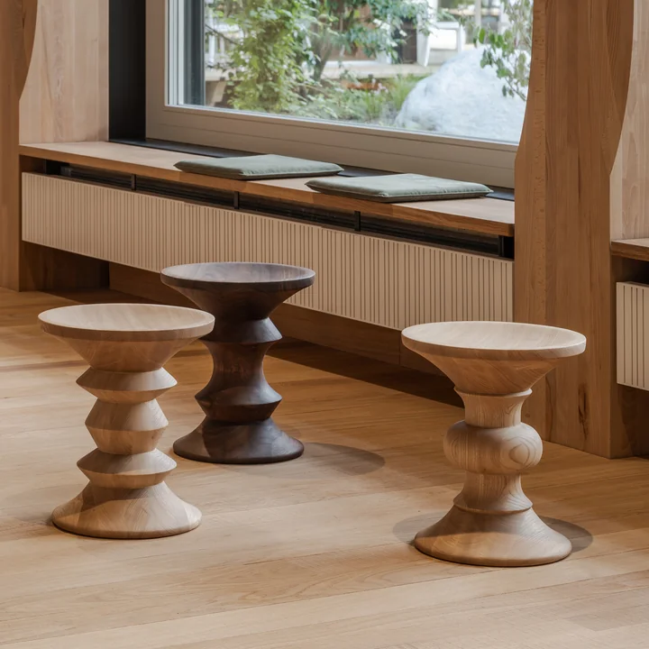 Vitra - Eames Kruk, naturel kastanje en donker walnoot