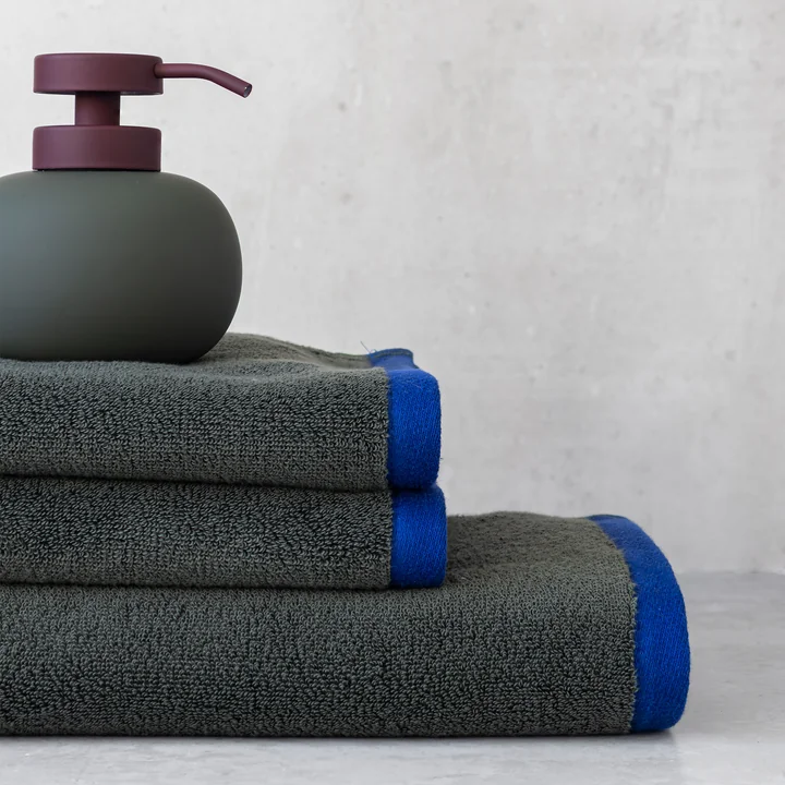 Mette Ditmer - Lotus Play Zeepdispenser, h 13 cm, donker olijf met wijnrood deksel