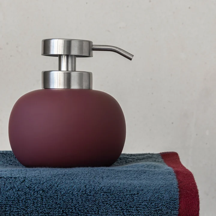 Mette Ditmer - Lotus Play Zeepdispenser, H 13 cm, wijnrood