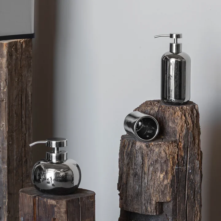 Mette Ditmer - Lotus Zeepdispenser en tandenborstelhouder chroom