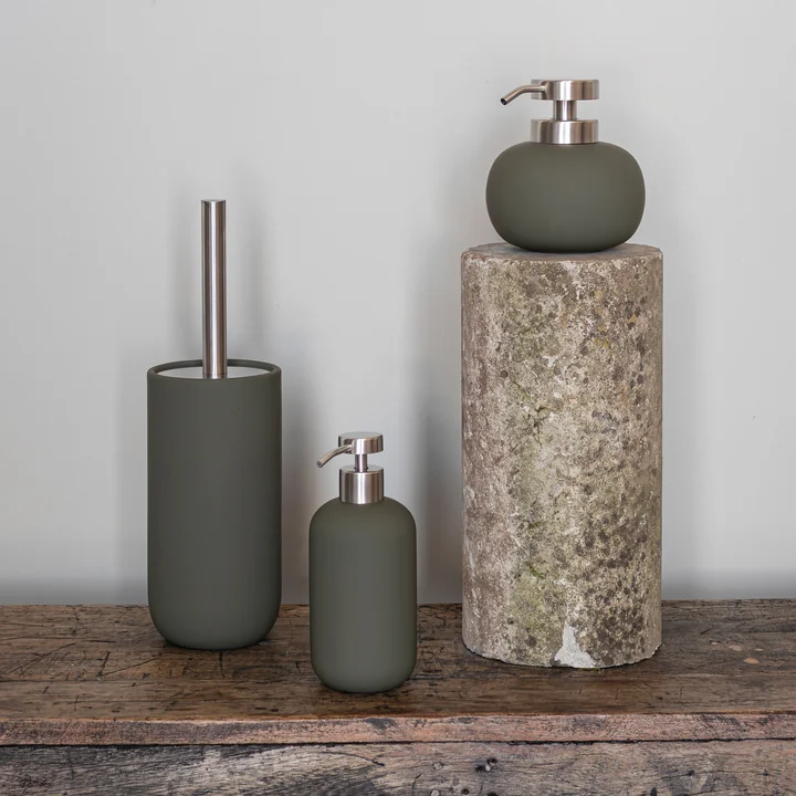 Mette Ditmer - Lotus Play Zeepdispenser en toiletborstel, donker olijf