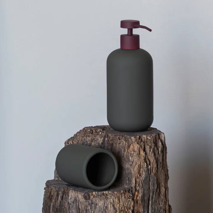 Mette Ditmer - Lotus Play zeepdispenser en tandenborstelhouder, donker olijf