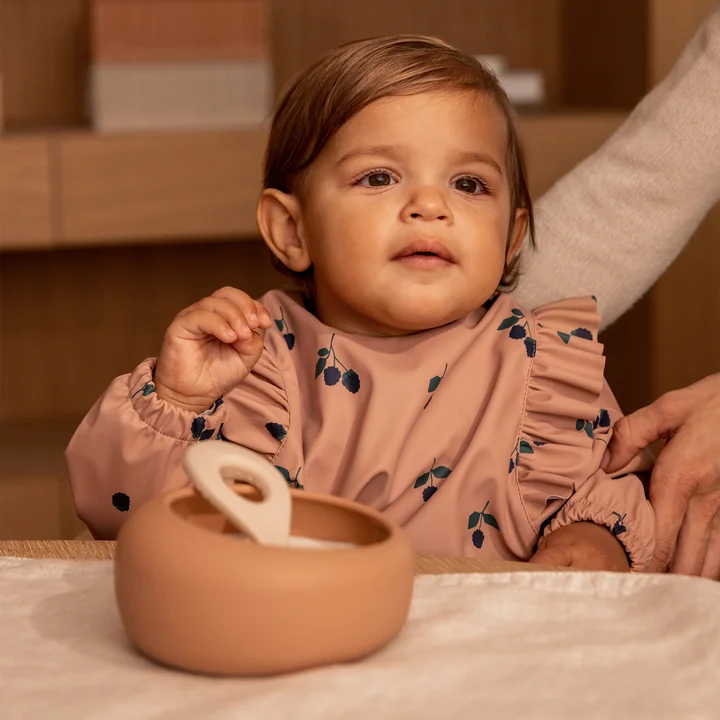 LIEWOOD - Merle Ruffle Cape slabbetje, bes / licht toscane, Sparia kom met lepel