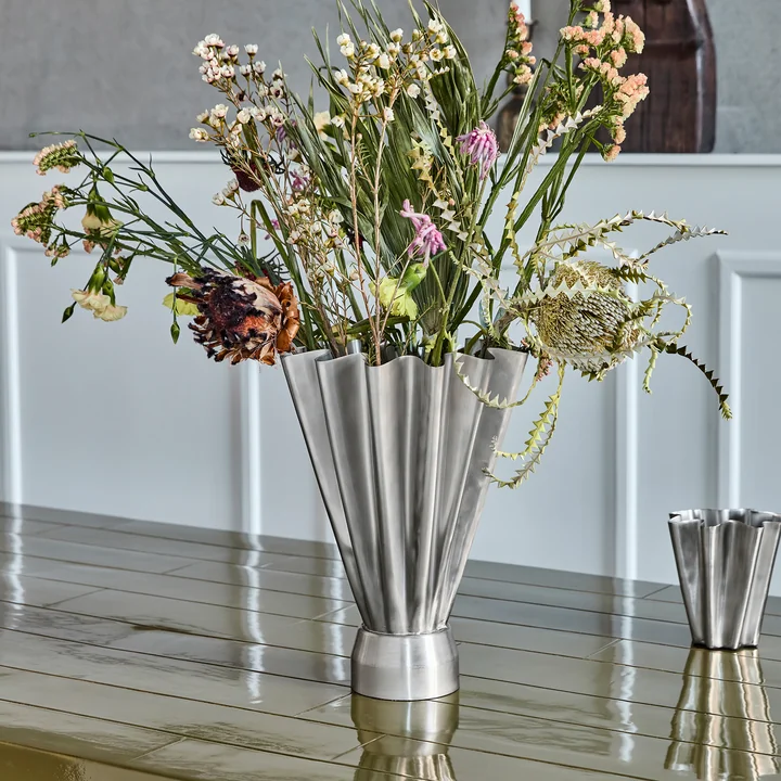 House Doctor - Flood Vaas, Ø 23 x H 33 cm, geborsteld zilveren afwerking