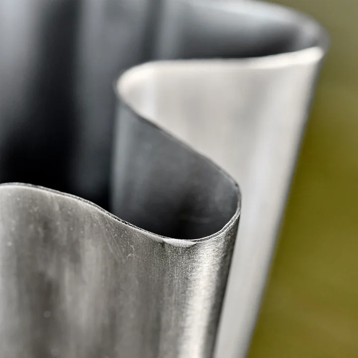 House Doctor - Flood Vaas, Ø 23 x H 33 cm, geborsteld zilveren afwerking