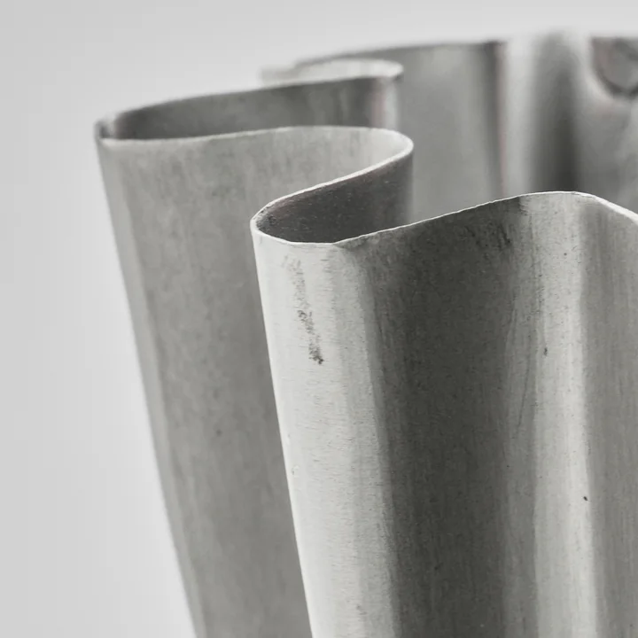 House Doctor - Flood Vaas, Ø 12,5 x H 13 cm, geborsteld zilveren afwerking