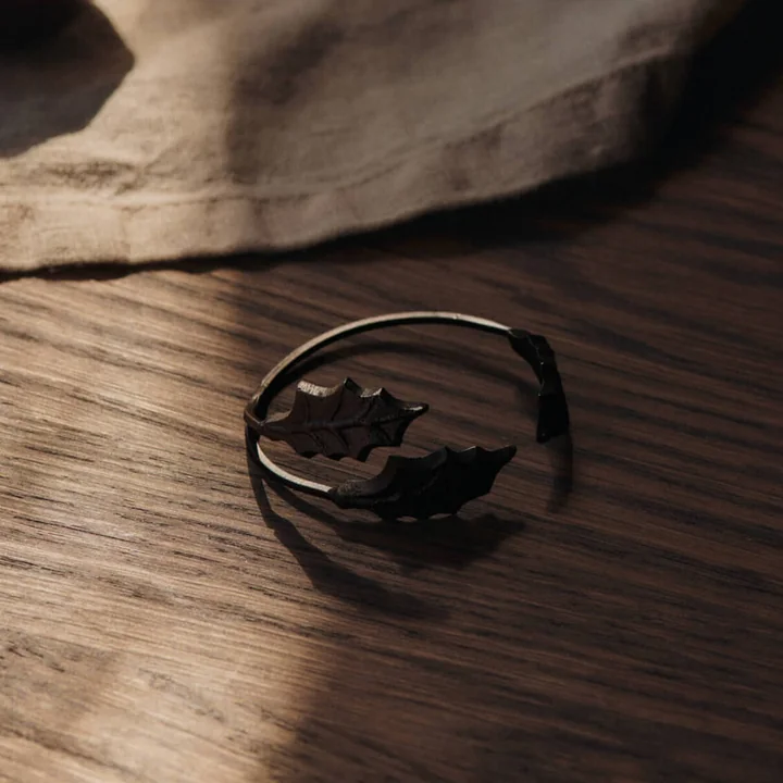 Ferm Living - Holly Leaf servetring, zwart messing