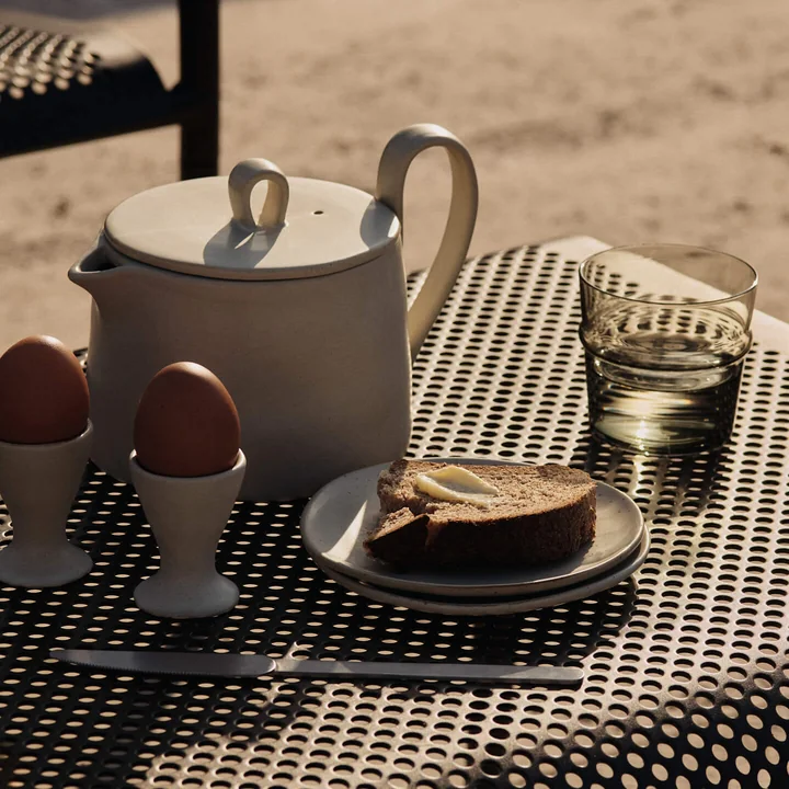 Ferm Living - Flow theepot, 150 cl en eierdopje, gebroken wit gespikkeld