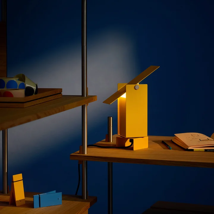Moebe - Zwenkbare tafellamp, geel