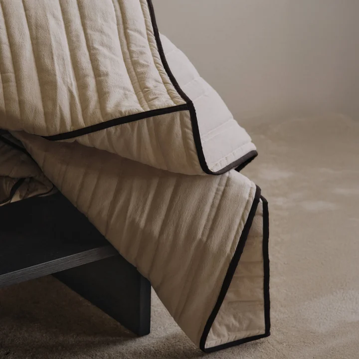 Ferm Living - Vari Sprei, doorgestikt, naturel / pure chocolade