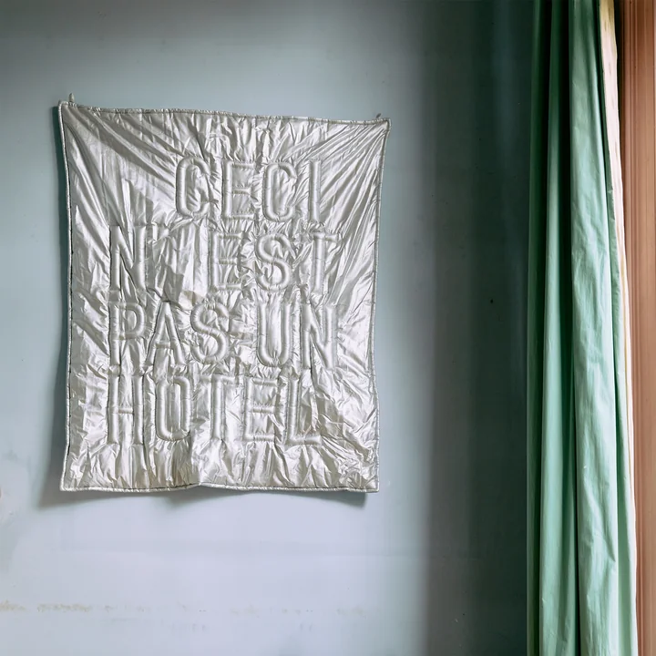 Hkliving - Wall Art Wanddecoratie 'Ceci n'est pas un hôtel', 100 x 120 cm, zilver